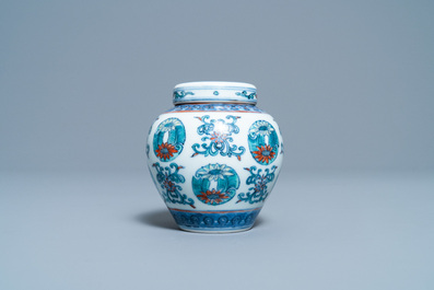 Un petit pot couvert en porcelaine de Chine doucai, marque de Yongzheng, R&eacute;publique