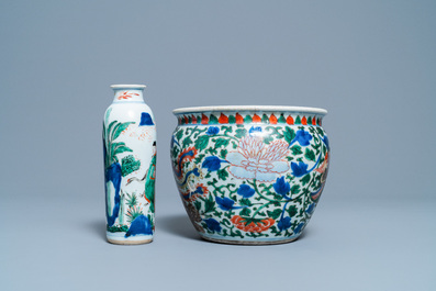 Un vase de forme rouleau et un br&ucirc;le-parfum en porcelaine de Chine wucai, &eacute;poque Transition