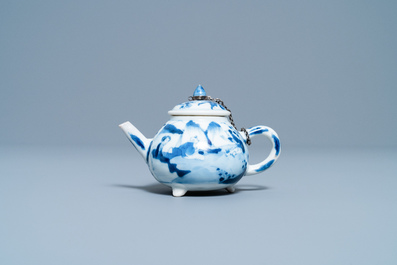 Een Chinese blauw-witte driepotige theepot met figuren in een landschap, Kangxi