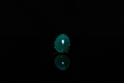 Un anneau en or blanc &agrave; pierre de jade, Chine, 19/20&egrave;me