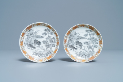 Une paire de tasses et soucoupes en porcelaine de Chine grisaille et dor&eacute; &agrave; d&eacute;cor de buffles, Yongzheng