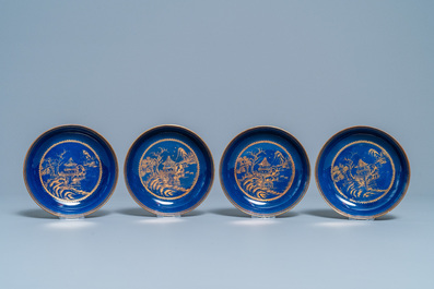 Vier Chinese monochrome blauwe koppen en schotels met verguld landschapsdecor, Qianlong