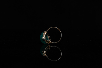Un anneau en or blanc &agrave; pierre de jade, Chine, 19/20&egrave;me