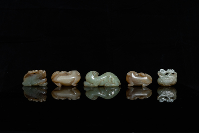Cinq pi&egrave;ces en jade c&eacute;ladon et rouille sculpt&eacute;, Chine, 19&egrave;me