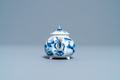 Een Chinese blauw-witte driepotige theepot met figuren in een landschap, Kangxi