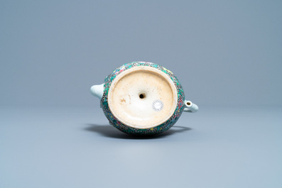 Une th&eacute;i&egrave;re 'cadogan' en forme de p&ecirc;che en porcelaine de Chine famille rose, Qianlong