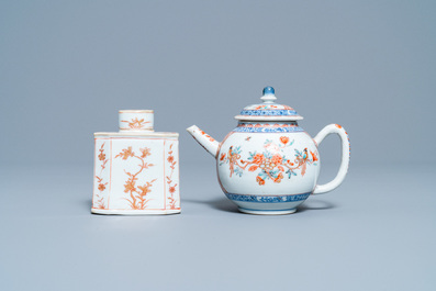 Une paire de tasses et soucoupes, une th&eacute;i&egrave;re d&eacute;cor&eacute;e aux Pays-Bas et une bo&icirc;te &agrave; th&eacute; en porcelaine de Chine, Kangxi/Qianlong