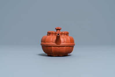 Een Chinese Yixing steengoed chrysantvormige theepot met deksel, Yongzheng/Qianlong