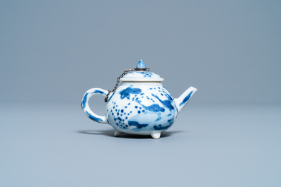 Een Chinese blauw-witte driepotige theepot met figuren in een landschap, Kangxi