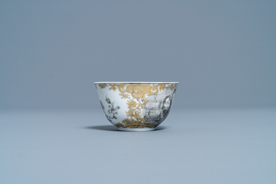 Une tasse et soucoupe en porcelaine de Chine grisaille et dor&eacute;, Qianlong