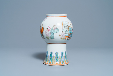 Un vase en porcelaine de Chine famille rose, marque de Daoguang, 19/20&egrave;me