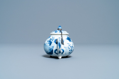 Een Chinese blauw-witte driepotige theepot met figuren in een landschap, Kangxi