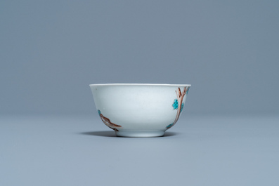 Une tasse et soucoupe en porcelaine de Chine d'exportation &agrave; d&eacute;cor d'une couturi&egrave;re, Qianlong
