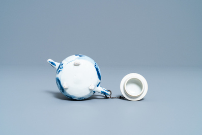 Een Chinese blauw-witte driepotige theepot met figuren in een landschap, Kangxi