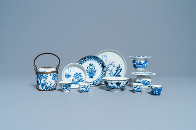 Onze pi&egrave;ces en porcelaine de Chine 'Bleu de Hue' pour le Vietnam, 19&egrave;me