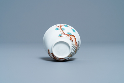 Une tasse et soucoupe en porcelaine de Chine d'exportation &agrave; d&eacute;cor d'une couturi&egrave;re, Qianlong