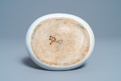 Une th&eacute;i&egrave;re sur support en porcelaine de Chine famille rose &agrave; d&eacute;cor romantique, Yongzheng