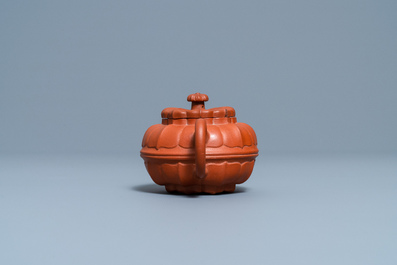 Een Chinese Yixing steengoed chrysantvormige theepot met deksel, Yongzheng/Qianlong