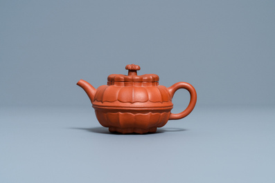 Een Chinese Yixing steengoed chrysantvormige theepot met deksel, Yongzheng/Qianlong