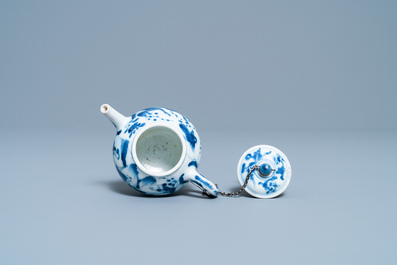 Een Chinese blauw-witte driepotige theepot met figuren in een landschap, Kangxi