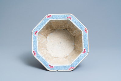 Een hexagonale Chinese famille rose jardini&egrave;re, Qianlong