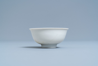 Un bol en porcelaine de Chine blanc monochrome &agrave; d&eacute;cor anhua de dragons, marque et &eacute;poque de Yongzheng