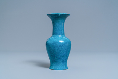Un vase de forme 'yenyen' en porcelaine de Chine 'robin's egg', 19/20&egrave;me