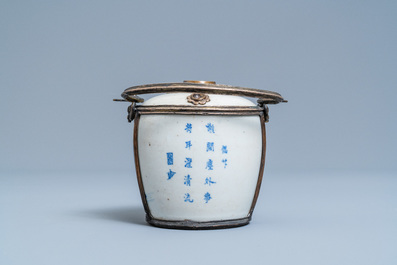 Une pipe &agrave; eau en porcelaine de Chine 'Bleu de Hue' pour le Vietnam, 19&egrave;me