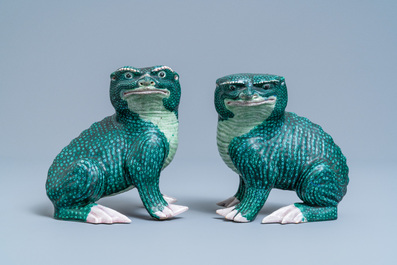 A pair of Chinese famille verte models of toads on wooden stands, 19th C.