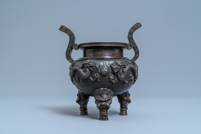 Een Chinese bronzen driepotige wierookbrander, zegelmerk, Qing