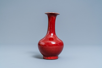Un vase de forme bouteille en porcelaine de Chine sang de boeuf monochrome, 19&egrave;me