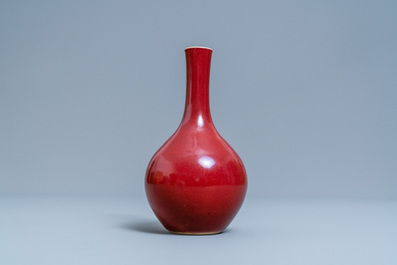 Un vase de forme bouteille en porcelaine de Chine sang de boeuf monochrome, Kangxi