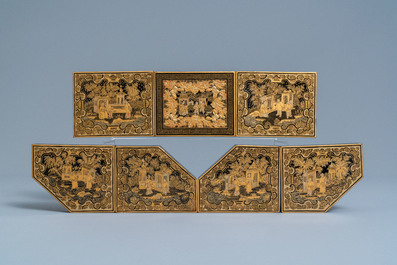 Een Chinese spellendoos in deels verguld lakwerk met parelmoeren accessoires, Canton, 19e eeuw