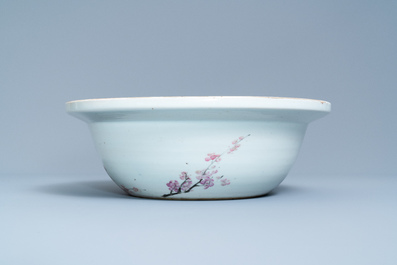 A large Chinese qianjiang cai bowl with a scholar and her student, 19/20th C.
