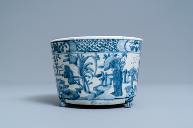 Un br&ucirc;le-parfum en porcelaine de Chine en bleu et blanc, fours de Swatow, Ming
