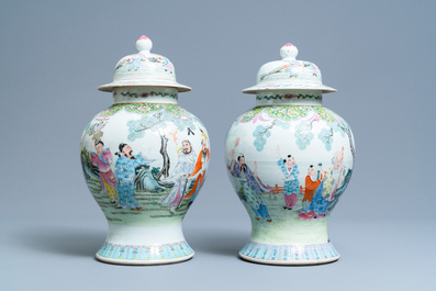Twee Chinese famille rose dekselvazen, Qianlong merk, 19/20e eeuw
