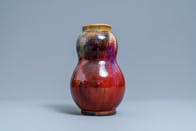 Un vase de forme poireau en porcelaine de Chine &agrave; &eacute;mail flamb&eacute;, 19&egrave;me