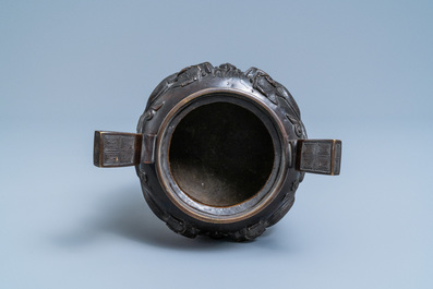 Een Chinese bronzen driepotige wierookbrander, zegelmerk, Qing