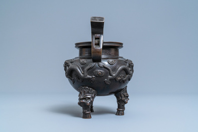Een Chinese bronzen driepotige wierookbrander, zegelmerk, Qing