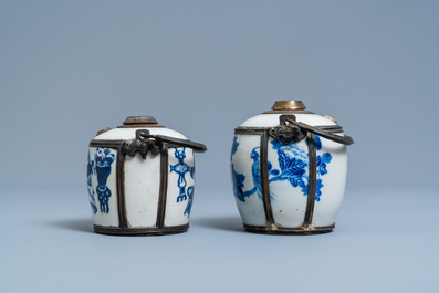 Deux pipes &agrave; eau en porcelaine de Chine 'Bleu de Hue' pour le Vietnam, 19&egrave;me