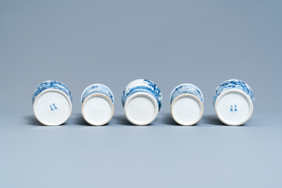 Une garniture de cinq vases en porcelaine de Chine en bleu et blanc, marque de Kangxi, 19&egrave;me