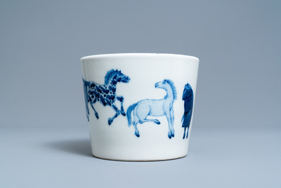 Une jardini&egrave;re en porcelaine de Chine en bleu et blanc &agrave; d&eacute;cor des 'Huit chevaux de Mu Wang', marque de Qianlong, 19&egrave;me