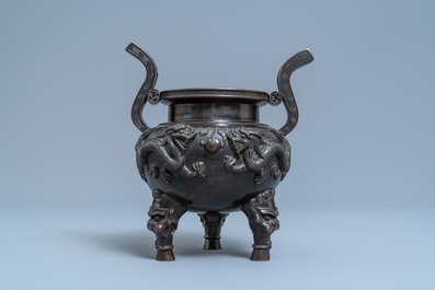 Een Chinese bronzen driepotige wierookbrander, zegelmerk, Qing