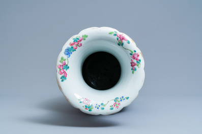 Un vase en porcelaine de Chine famille rose &agrave; fond bleu, 19&egrave;me