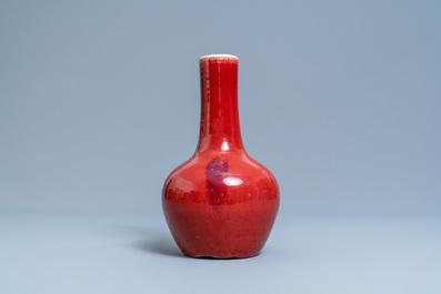 Een Chinese flesvormige monochrome sang-de-boeuf-geglazuurde vaas, 19e eeuw