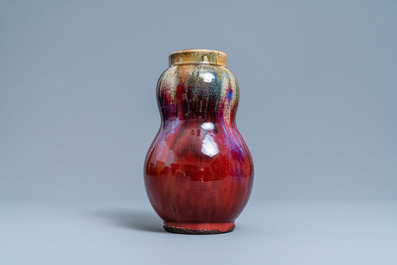 Un vase de forme poireau en porcelaine de Chine &agrave; &eacute;mail flamb&eacute;, 19&egrave;me