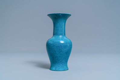 Un vase de forme 'yenyen' en porcelaine de Chine 'robin's egg', 19/20&egrave;me