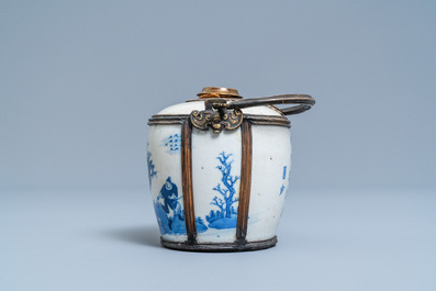Een Chinese blauw-witte 'Bleu de Hue' waterpijp voor de Vietnamese markt, 19e eeuw