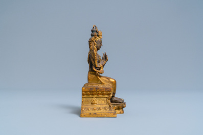 Une figure de Bouddha en bronze dor&eacute; et incrust&eacute;, Chine, 18/19&egrave;me