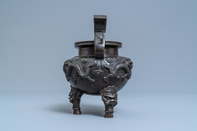 Een Chinese bronzen driepotige wierookbrander, zegelmerk, Qing